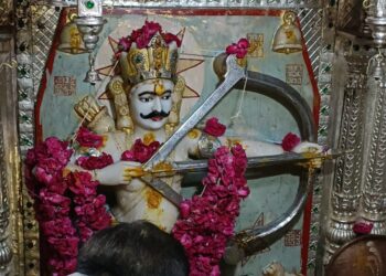 ક્રેસેન્ટ દેરાસરમાં ઘંટાકર્ણ વિરદેવની પક્ષાલ પૂજામાં ભાવિકોની ભીડ