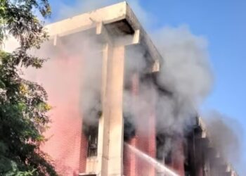 ગાંધીનગર જૂની સચિવાલયની બિલ્ડિંગમાં આગ લાગી