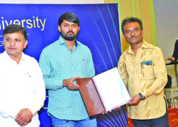 પી.એમ.સ્કુલના આચાર્ય ધવલભાઇ દવેનું શ્રેષ્ઠ આચાર્ય તરીકે સન્માન