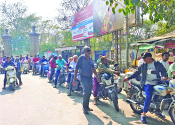 પ્રયત્ન ફાઉન્ડેશન દવારા પતંગની દોરીથી બચાવતા ટુ વ્હીલ ગાર્ડનું ફ્રી વિતરણ કરાયું