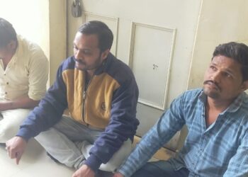 વહેલી સવારે રીક્ષામાં વિદેશી દારૂની ખેપ કરતા ત્રણ ઝડપાયા