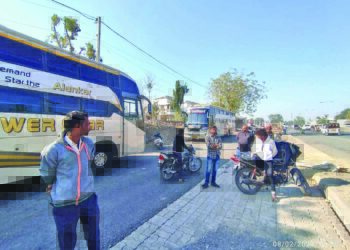 દેસાઇનગરમાં સર્વિસ રોડ પર પાર્ક કરેલ ૩ ટ્રાવેલ્સ સહિત ૪ વાહનોને દંડ, ૮ કેબીન જપ્ત