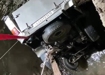 જૂનાગઢ: ઊંડા કૂવામાં કાર ખાબકી, બે યુવાનોના મૃતદેહ કઢાયા