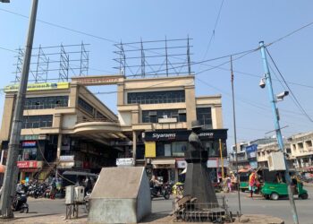 બિઝનેસ સેન્ટર પર ઉભા થતા હોર્ડિંગ્ઝ સાથે ખડકાય રહ્યો છે મોતનો માચડોં !