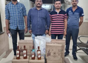 મહુવાના વાંગર ગામ નજીક વિદેશી દારૂ ભરેલ મેજીક વેન ઝડપાયું