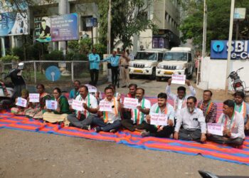 દેશવાસીઓની મહેનતની કમાણી અને બચતને સરકાર જાેખમમાં મુકી રહી છે : કોંગ્રેસના ધરણા- અટકાયત