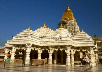 અંબાજી, પાવાગઢ સહિતના તીર્થસ્થાનોમાં ભક્તોનો ભારે ધસારો