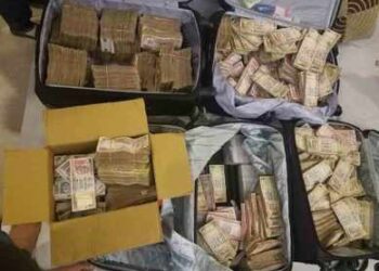 સીબીઆઈના અધિકારીઓ રૂપિયા ભરેલો થેલો બહારથી લાવ્યા  હતા!