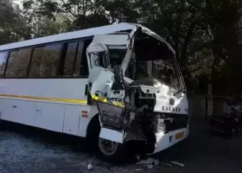 જાનૈયાઓથી ભરેલી બસ અને ટ્રક વચ્ચે ભીષણ અકસ્માત: એકનું મોત, 20થી વધુ ગંભીર