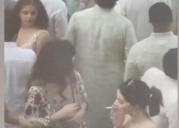 Ananya Panday Smoking: અનન્યા પાંડે બહેનની મહેંદીમાં શું કરી રહી હતી? કેમેરામાં કેદ થયું કંઈક, ચાહકો વિશ્વાસ કરી શકતા નથી!