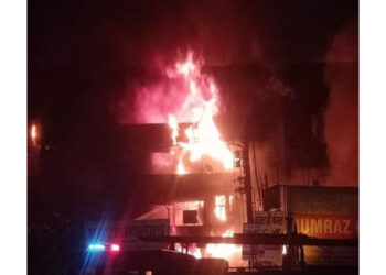 કાનપુરની કાપડ માર્કેટમાં મધરાતે વિકરાળ આગ: 600 થી વધુ દુકાનો ખાખ