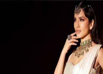 Sunny Leone: ઉફ્ફ! ક્યારેક તેણે પોતાની પાંપણો નીચી કરી, તો ક્યારેક દેખાડી કાતિલ અદા, સનીએ સાડી પહેરીને ચાહકોને ઘાયલ કર્યા…