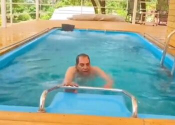 Bollywood Actor: 87 વર્ષના આ લિજેન્ડ એક્ટરે પોતાની ફિટનેસથી લોકોને ચોંકાવી દીધા, ‘હેમેન’ની આ સ્ટાઈલ ઈન્ટરનેટ પર થઈ વાયરલ!