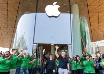 મુંબઈ બાદ હવે દિલ્હીમાં પણ ખૂલ્યો APPLE સ્ટોર