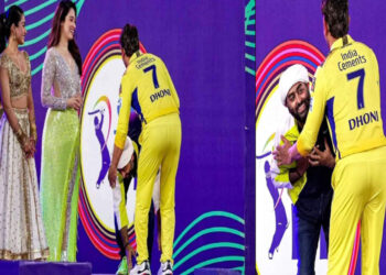 અરિજીત સિંઘ  લાખોની ભીડ વચ્ચે ધોનીને પગે લાગ્યો