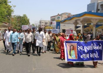 સ્વ.કૃપાલીને ન્યાય આપોના નારા સાથે કોળી સમાજ દ્વારા ભાવનગર કલેકટર કચેરીએ ચક્કાજામ