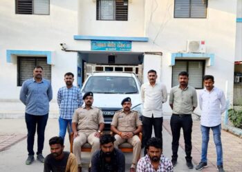 લખતર ગ્રામ પંચાયત દ્વારા આપવામાં આવતું પાણી મામલતદાર કચેરી સુધી પહોંચતું જ ન હોવાથી મામલતદાર કચેરી દ્વારા પાણીનું ટેન્કર મગાવું પડ્યું