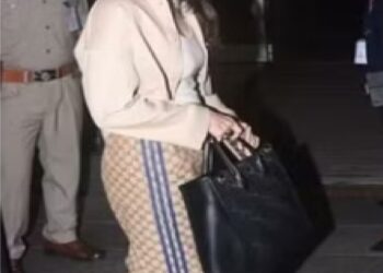 બૉલિવૂડની ખૂબસુરત અભિનેત્રી આલિયા ફરી એકવાર એરપોર્ટ પર કેઝ્યુઅલ લૂકમાં જોવા મળી