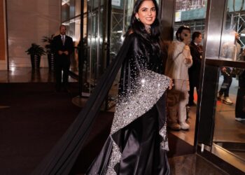 ઈશા અંબાણી મેટ ગાલામાં ક્રિસ્ટલ-બીડ્સ સ્ટડેડ ગાઉન પહેર્યું,  ડાયમંડ નેકલેસ અને સૌથી મોંઘો ડ્રેસ પહેરીને પહોંચી હતી, પ્રિયંકા-આલિયા નિષ્ફળ ગયા