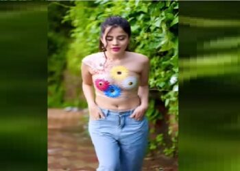 આ વખતે ઉર્ફી જાવેદે શરીર પર ચોટાડ્યું ફોઇલ, શરીરને ઢાંકવા માટે ફૂલોનો ઉપયોગ કર્યો, જોઈને આંખો ખુલી જશે!