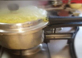 પ્રેશર કૂકરે સીટી વગાડવાનું અને લીક કરવાનું શરૂ કર્યું છે? આ રીતે કરો ઠીક….