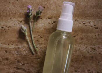 જો તમે તમારી ત્વચાને સૂર્યપ્રકાશથી બચાવવા માંગતા હો, તો ઘરે જ સન સ્પ્રે બનાવો……