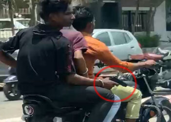 સુરત : હાથમાં રિવોલ્વરનો રોફ બતાવી બાઇક ઉપર જતા 3 ટપોરીનો વીડિયો વાઇરલ