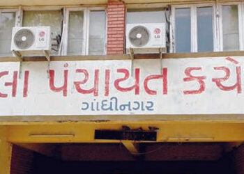 સ્થાનિકોની ફરિયાદ બાદ 11 તલાટીનો એક દિવસનો કપાશે પગાર