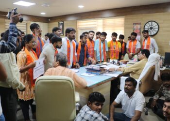 NSUIએ V.C ઓફીસમાં બંગડી, ખોટી નોટો ફેંકી