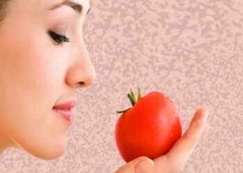 Fair Skin: દરરોજ રાત્રે સૂતા પહેલા ટામેટાંથી ચહેરાની મસાજ કરો, ગોરી અને ચમકદાર ત્વચા મેળવો