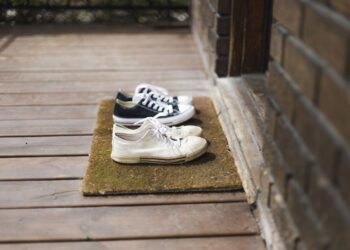 હંમેશા ઘરની બહાર ચપ્પલ ઉતારીને અંદર આવવું જોઈએ, આનું કારણ શું છે?