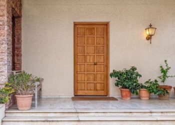 વાસ્તુશાસ્ત્ર: કેટલીક વસ્તુઓ ઘરના મુખ્ય દરવાજા પર રાખવી હોય છે ખૂબ જ શુભ, આવે છે ઘરમાં સુખ-શાંતિ