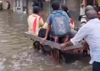 ભાવનગરનું વિકાસ મોડેલ !: રેલવે સ્ટેશનથી બહાર નીકળવા યાત્રીઓએ લારીઓનો સહારો લેવો પડ્યો