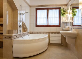 વાસ્તુ ટિપ્સઃ બાથરૂમમાં આ રંગની ટાઈલ્સ ન લગાવો, જાણો કયો રંગ યોગ્ય રહેશે