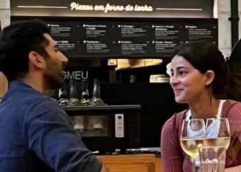 વેકેશન કરીને પરત ફર્યા આદિત્ય રોય કપૂર અને અનન્યા પાંડે, શરમાતી જોવા મળી અભિનેત્રી