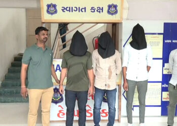 દંપતિ પાસેથી 60 હજાર પડાવનારા બે પોલીસકર્મી સહિત 3ની ધરપકડ