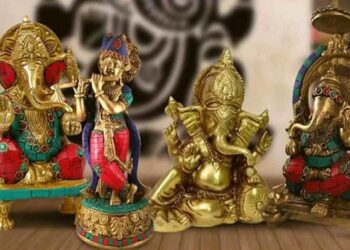 દેવી-દેવતાઓની તસવીર દાન કરવી જોઈએ કે નહીં? જાણો આ જરૂરી વાત, નહીં તો બરબાદ થઈ જશે જીવન!