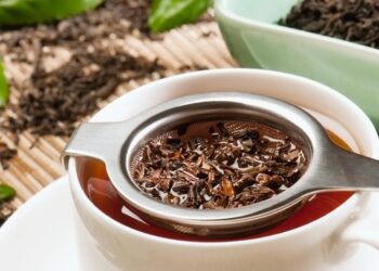 ચા બનાવ્યા પછી વપરાયેલી પત્તીને ફેંકવાની ભૂલ ન કરો, આ રીતે કરો ઉપયોગ