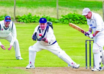 ક્રિકેટનું ઝનૂન : પીઠ પર ઓક્સિજન સિલિન્ડર બાંધીને મેદાનમાં રમવા ઉતર્યા 83 વર્ષીય ખેલાડી