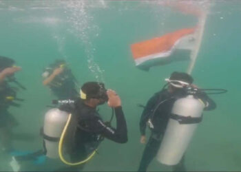 સમુદ્રના પેટાળમાં ધ્વજવંદન