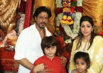 જવાનની સફળતા બાદ લાલબાગચા રાજા પંડાલ પહોંચ્યા શાહરૂખ ખાન, પુત્ર અબરામ સાથે કર્યા ગણપતિ બાપ્પાના દર્શન