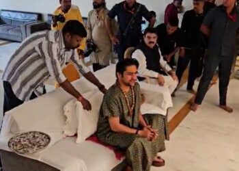 ગરબામાં આવતા લોકોને ગંગાજળ અને ગૌ મૂત્ર પીવડાવીને પ્રવેશ આપો – બાગેશ્વર બાબા