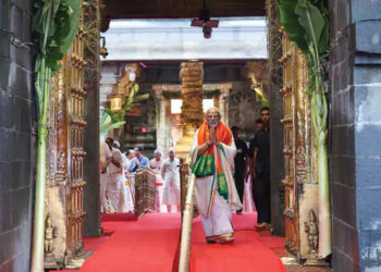 તિરુપતિ બાલાજીના દરબારમાં મોદી