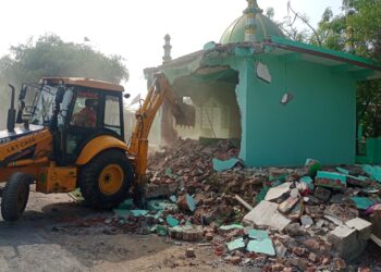 ભાવનગરમાં દરગાહ સહિતના બાંધકામો તોડી પાડતું મ્યુ. તંત્ર